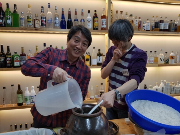 전통주공방 향술 김기엽 소장이 술을 배울 때 모습.