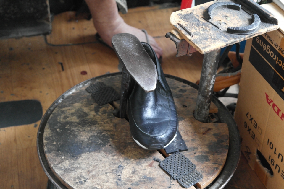버려진 타이어 휠을 재활용해 그가 직접 만든 구두 수선 장비다.