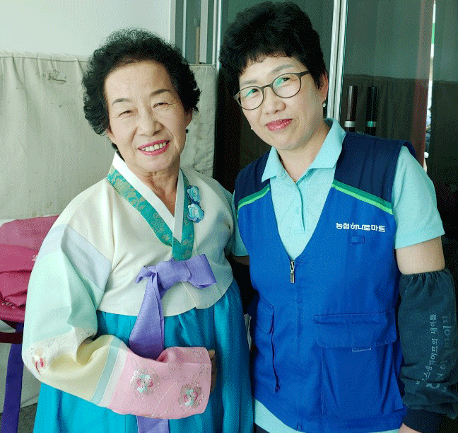 왼쪽부터 김중례(74, 이원면 신흥리)씨와 김영숙(62, 이원면 소정리)씨. 사진을 찍겠다 하니 풀린 옷고름을 한참동안 매만졌다. 결국은 다른 회원의 도움을 받아 다시 예쁘게 매고 촬영했다.
