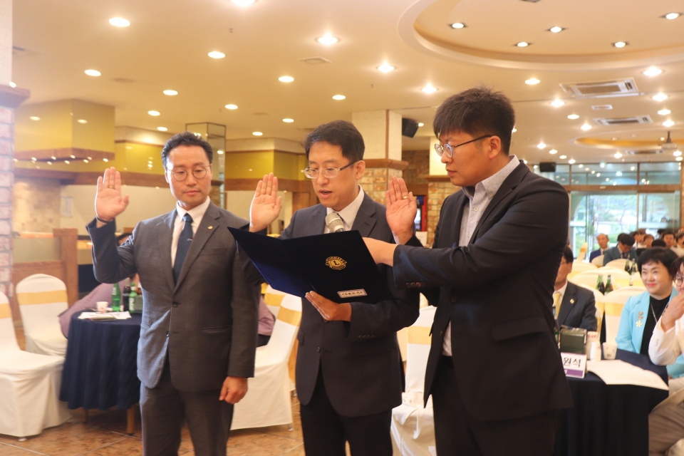 신입회원 입회 선서가 이뤄지고 있다. 박진수, 나준엽, 김성남씨가 옥천라이온스클럽 신입회원으로 가입했다.