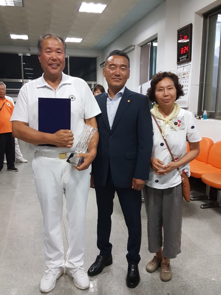강일흥씨와 아내 최서연(62)씨가 우승을 기념하는 사진을 찍고 있다. (사진제공: 강일흥씨)