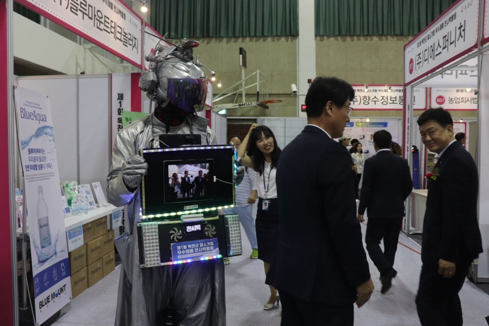 행사장을 돌며 영상을 촬영하고 있는 사이버 나인봇의 모습.