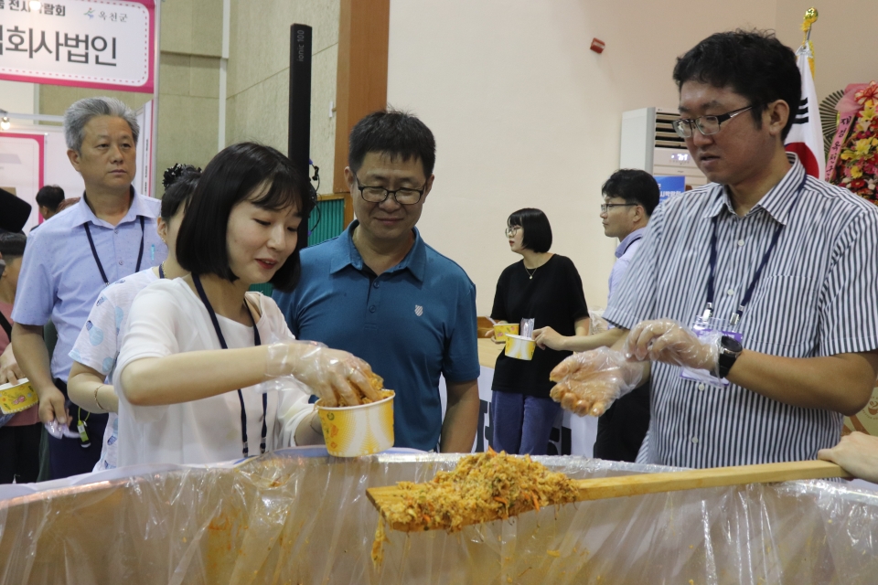 퍼포먼스가 끝나고 이날 행사에 참여한 방문객들이 다함께 비빔밥을 나눠 먹었다. 총 500인분이다.