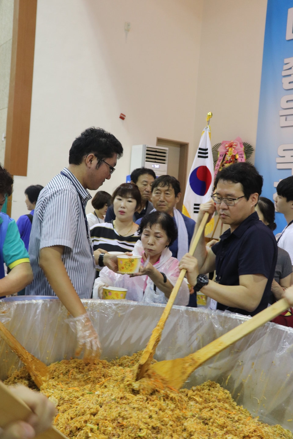 퍼포먼스가 끝나고 이날 행사에 참여한 방문객들이 다함께 비빔밥을 나눠 먹었다. 총 500인분이다.