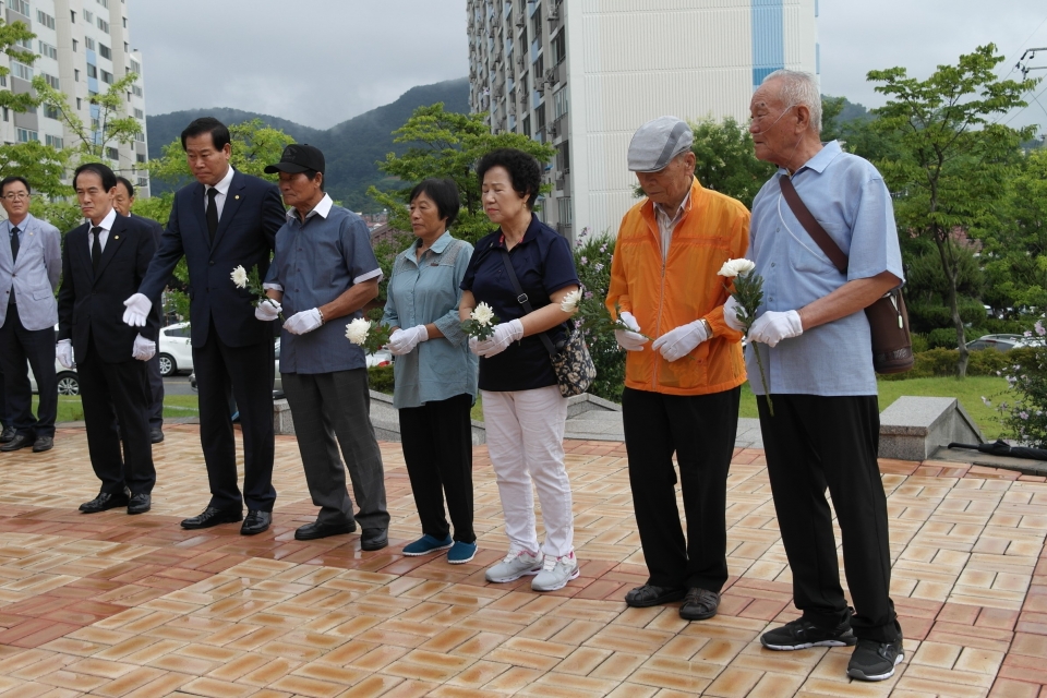 15일 오전 8시경 독립유공자 후손과 그의 가족, 김재종 군수, 박승환 부군수 등이 충혼공원 독립유공자탑에 헌화를 하고 있다.