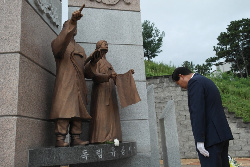 15일 충혼공원 독립유공자탑에 김재종 군수가 헌화를 하고 있다.