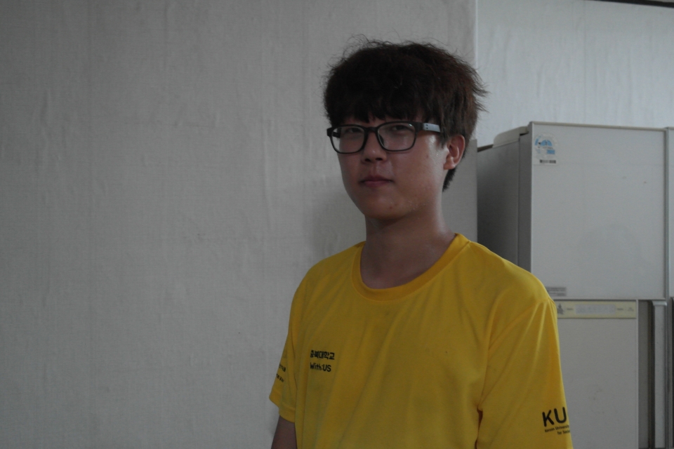 '위더스' 회원 김근우(21, 인천 남구)씨. 땀이 흐를 정도로 열심히 봉사했지만 미소는 잃지 않았다.