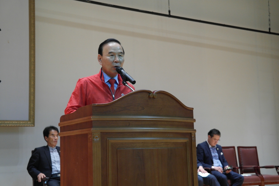 22일 박덕흠 의원이 동남22일 김재종 군수가 동남4군 전문건설인 체육대회 참가자들에게 격려사를 말하고 있다.
