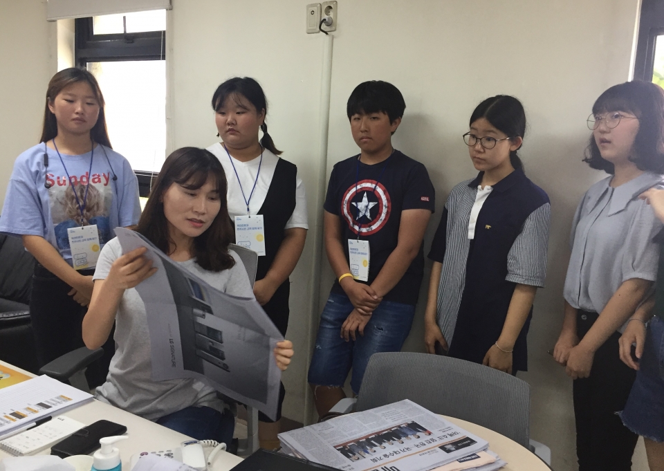 청소년들이 한겨레 편집국에서 신문 편집 과정을 배우고 있다.