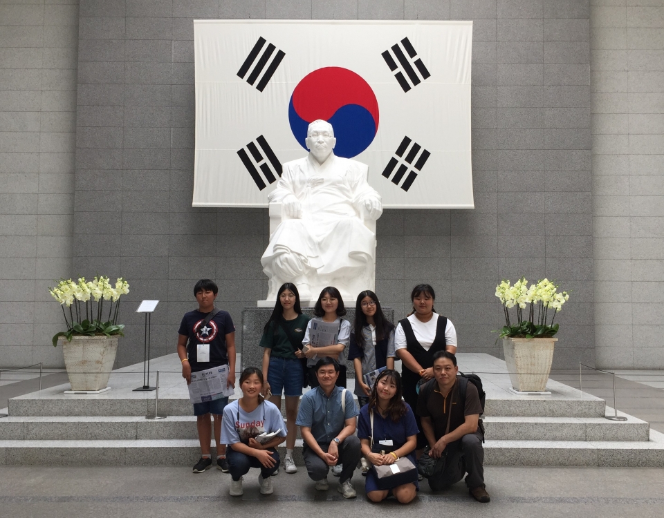 백범김구기념관에 방문한 청소년들과 장재원 고래실 기획협력국장