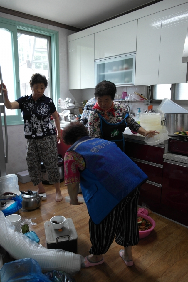 음식을 준비하고 있는 시니어클럽 소속 도란도란 식당 직원과 9988행복지키미