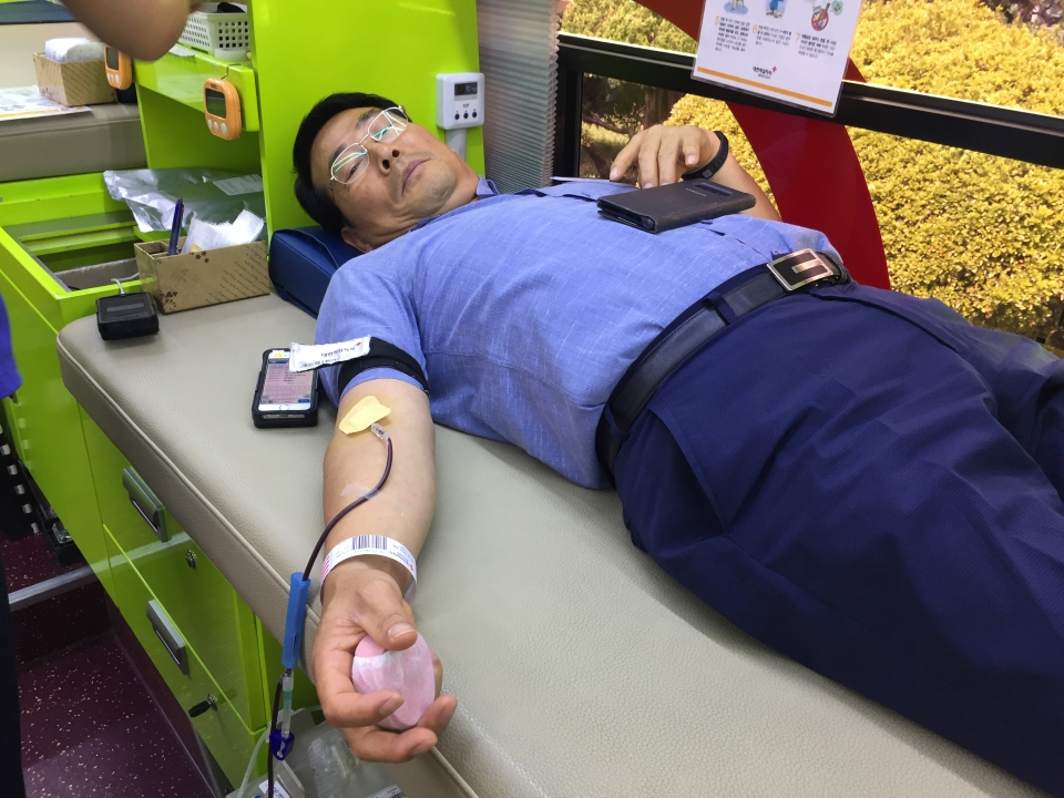 30일 옥천 군청 앞으로 찾아온 헌혈버스에서 농업기술센터 기술지원과 김성수 과장이 헌혈을 하고 있다.