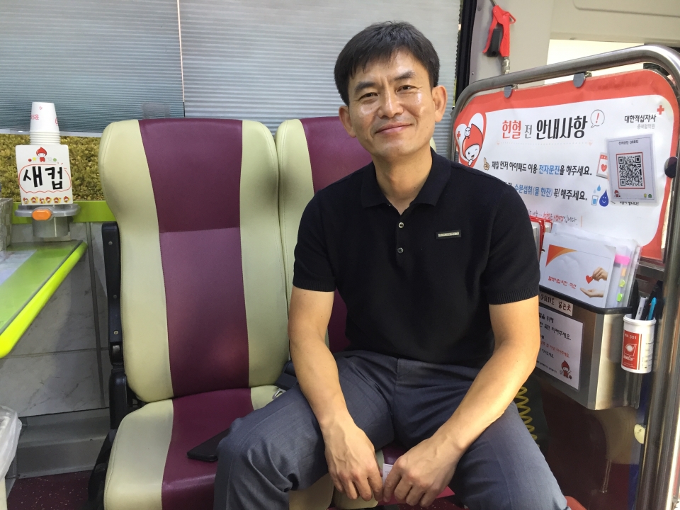 충북혈액원 헌혈개발팀 사명동 과장이 헌혈버스 의자에 앉아있다.