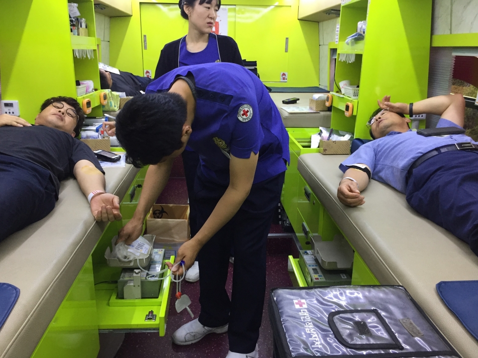 헌혈버스 안에서 헌혈을 준비하는 간호사들과 참여자들.