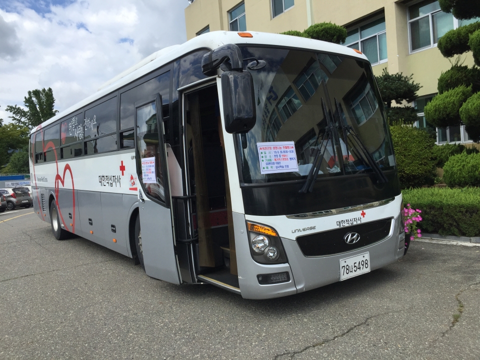 30일 옥천 군청 앞 헌혈버스의 모습. 이날 오전9시30분부터 오후4시30분까지 헌혈행사를 진행했다.