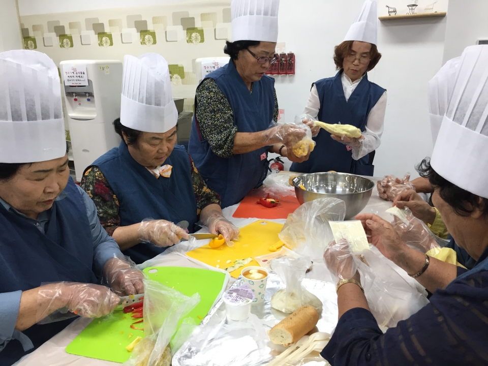 3일 노인‧장애인복지관에서 ‘찾아가는 건강 100세를 위한 어르신 식생활 교육’이 열렸다. 어르신들이 요리실습을 하고 있는 모습이다.
