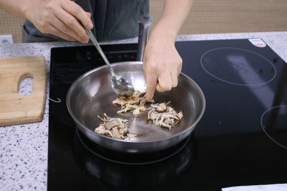 노릇노릇 맛있게 구워지고 있는 표고버섯전.