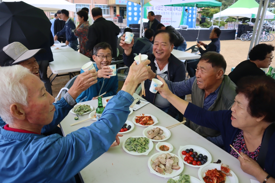 군서면 주민들이 한자리에 모인 잔치 '제1회 서화인 한마음 체육대회'가 군서초등학교 운동장에서 열렸다. 행사를 찾은 주민들은 음식을 나눠먹으며 즐거운 시간을 보냈다.