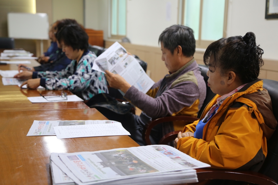 청성면 마을기자단의 첫 수업 모습이다. "우리의 이야기를 담아낸 신문을 만들고 싶다"는 일념으로 모인 이들의 열정이 뚝뚝 묻어난다.