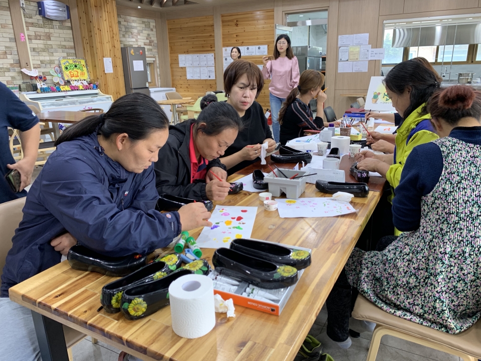 26일 향수뜰권역을 방문한 날, 지역 학부모들이 강설희 강사를 초청해 검정고무신에 그림을 그려넣는 수업을 배우고 있다.