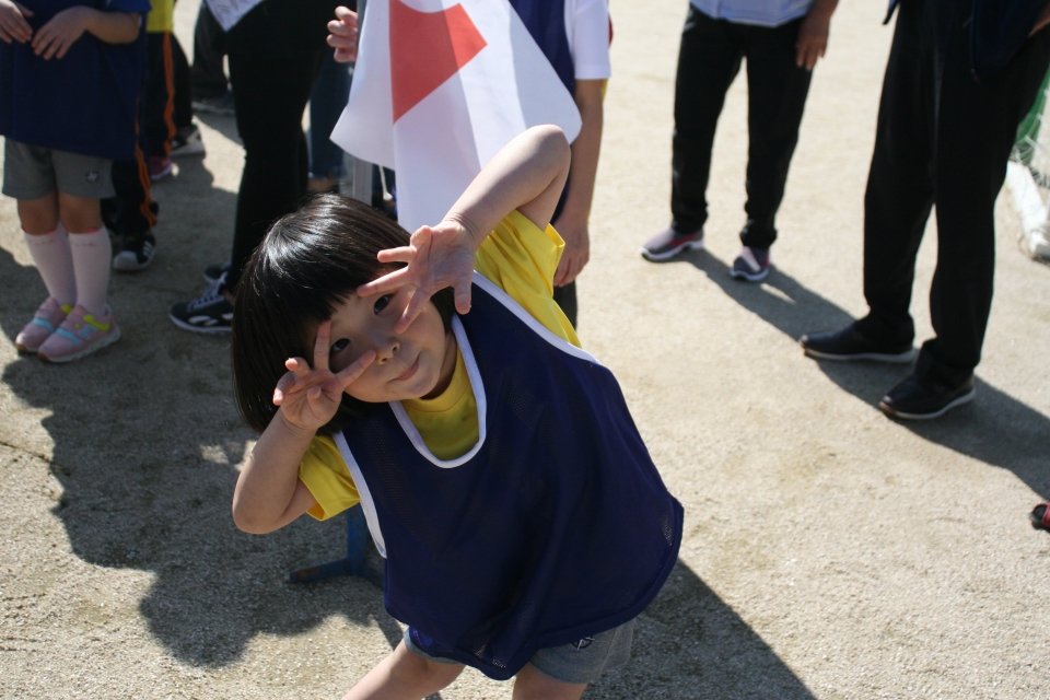 박유림(6, 이원면 지탄리)양의 달리기 1등 기념사진을 찍어줬다.