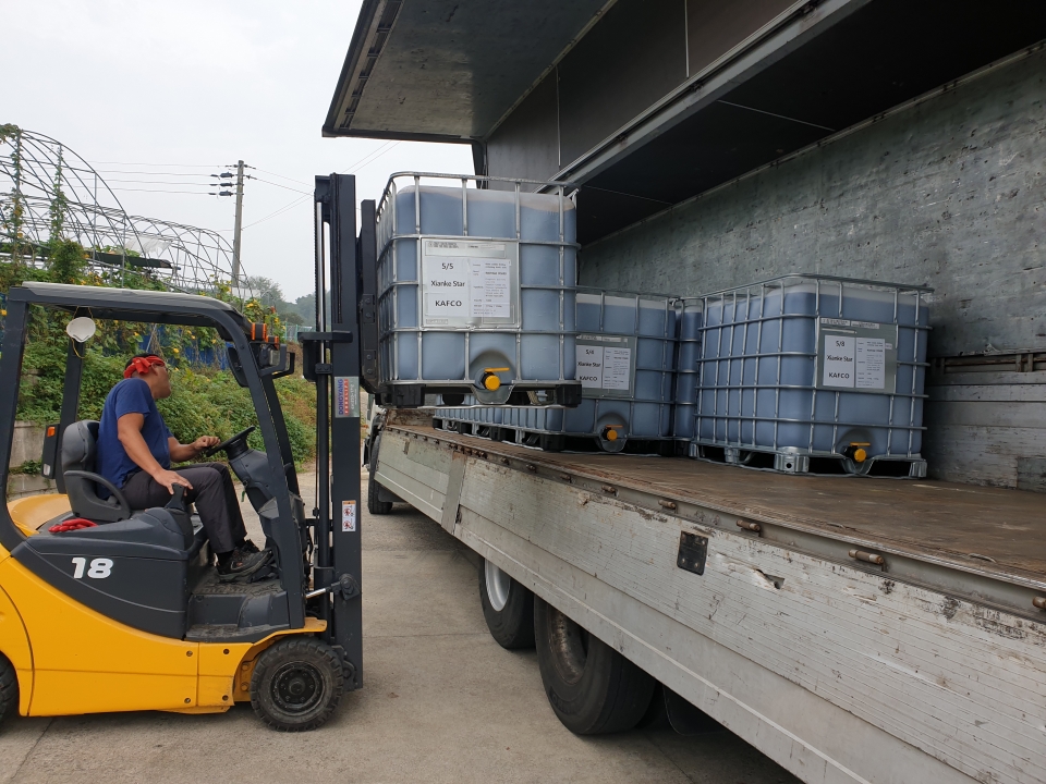 1일 중국 허남성으로 수출하는 유기질 비료를 카프코 직원들이 트럭에 싣고 있다. 부산항을 거쳐 중국으로 갈 예정이다.