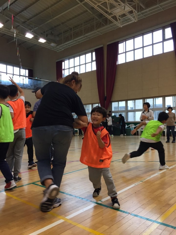 '링가링가링' 신나게 춤을 추는 학부모와 아이들의 모습.