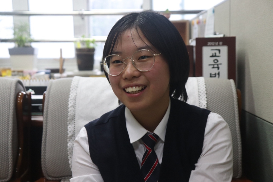 지난 2일 산과고에서 환하게 웃고 있는 박채린(18)학생.