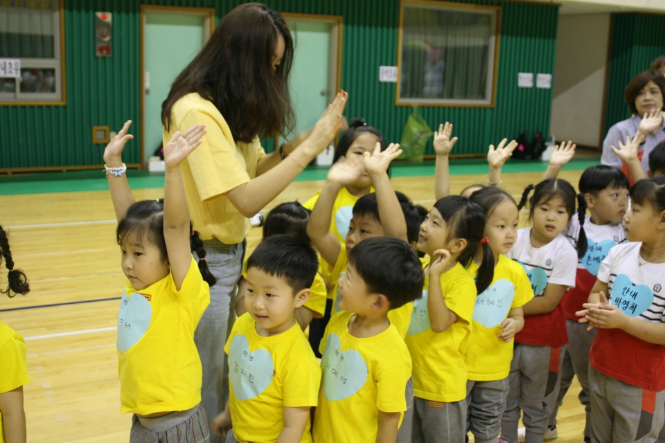 '파도가 와요' 경기. 차례가 지나간 뒤 선생님과 신나게 하이파이브를 하는 안남초등학교병설유치원 어린이들이다.