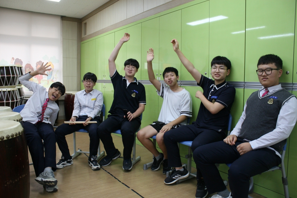 왼쪽부터 황인호(1학년), 한윤구(2학년), 한석구(3학년), 정한샘(3학년), 박홍성(3학년), 한종현(3학년) 학생들이다. 손을 든 건 대회 당일 앞줄에서 연주한 솔로 주자들.