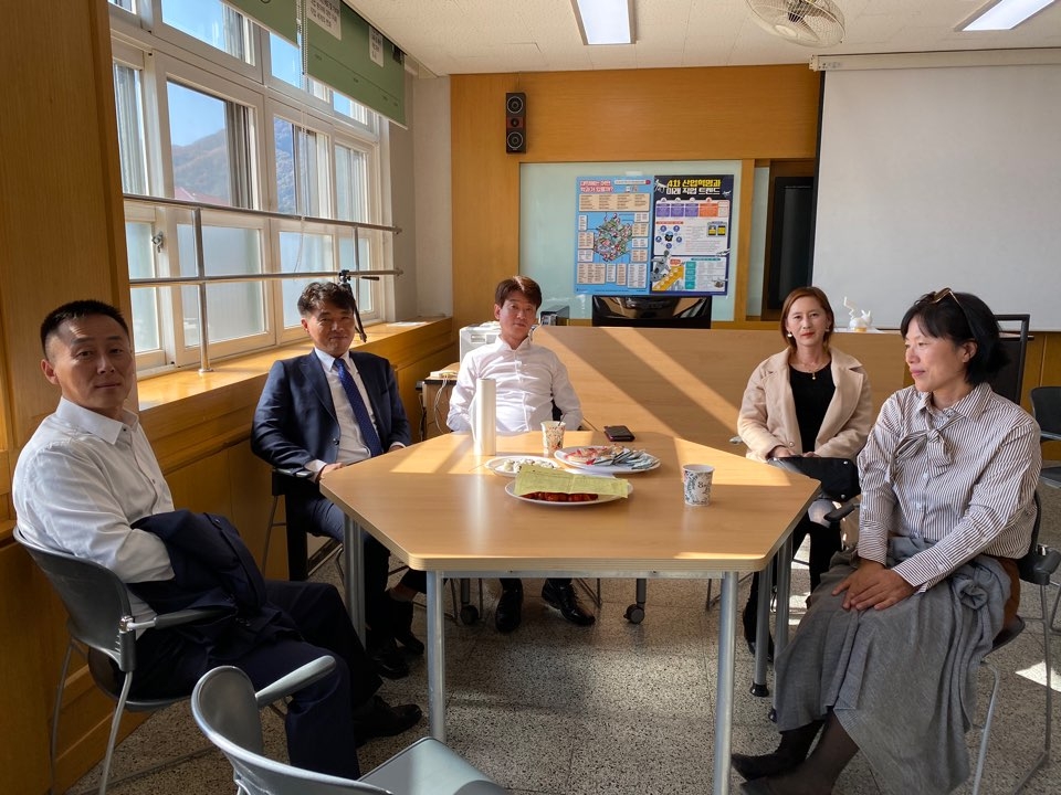 학부모들을 위해 마련된 학부모 휴게실. 김영선 운영위원장, 공혜란 학부모회장 외 10여명의 학부모들이 참석했다.