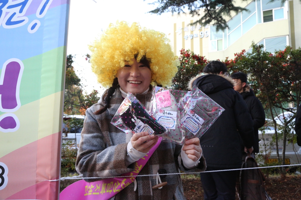 옥천군청소년상담복지센터에서 '꽃길만 걷자'가 적힌 양말을 나눠주고 있다.