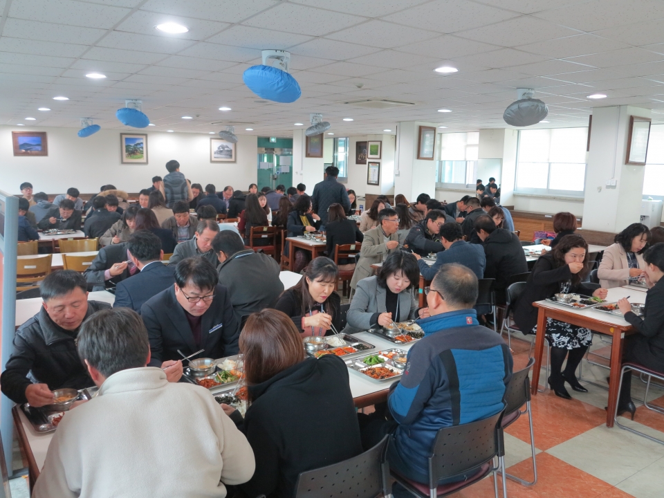 옥천군이 11월과 12월 두달간 매주 금요일마다 구내식당을 쉬고 지역식당을 이용하도록 했다. 사진은 구내식당을 이용하는 공무원들.(사진제공: 옥천군)