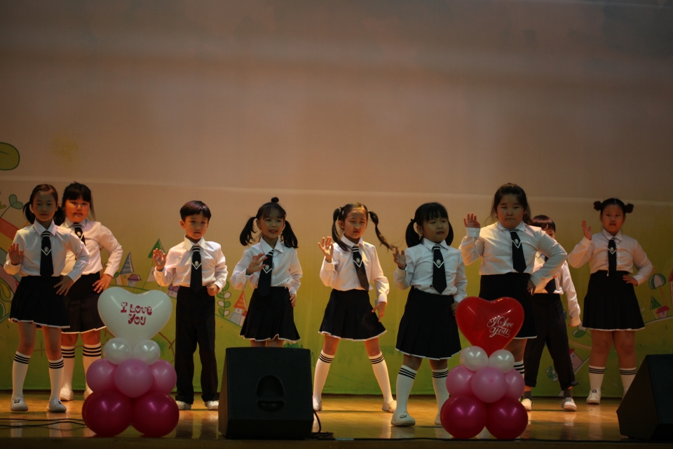 청성초등학교에서 산성골 학습발표회가 열렸다. 사진은 유치원~3학년의 '우주선을 타고' 무대 모습이다.