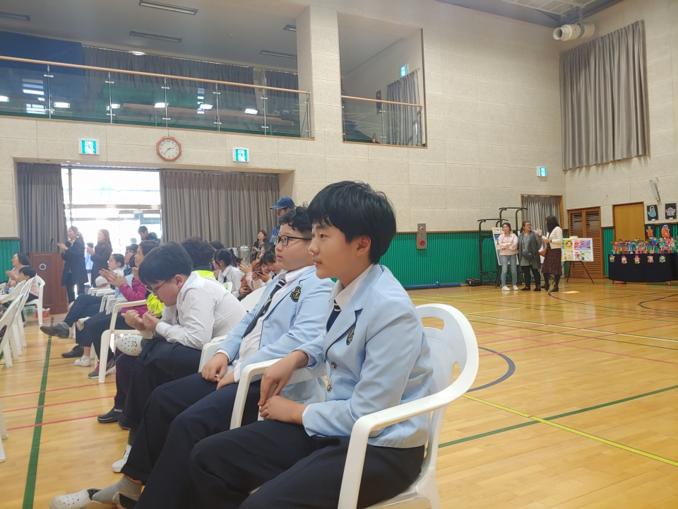 김태진(12, 청성면 삼남리) 학생은 공연복장을 그대로 입은 채 국악 삼매경이었다.