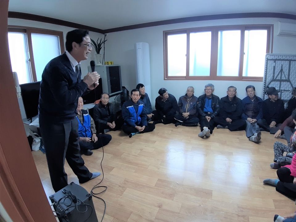 점심시간 전에는 김용환 자원봉사자의 웃음교실이 진행됐다.