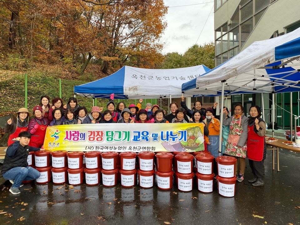 17,18일 한여농 주관으로 80여명이 모여 농업기술센터 주차장에서 김장봉사가 열렸다.