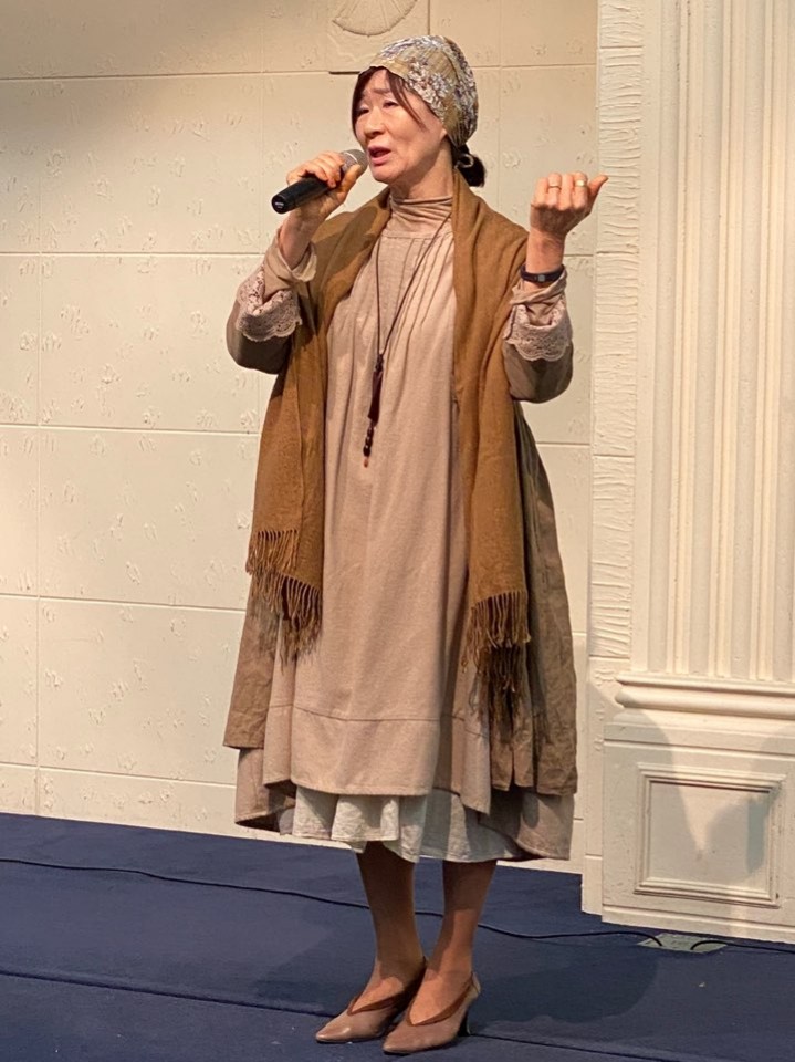 옥천향교의 유일한 여성 장의인 연정희의 한시 공연. 계속 듣고 싶은 아름다운 목소리로 한시를 읊는 모습이다.