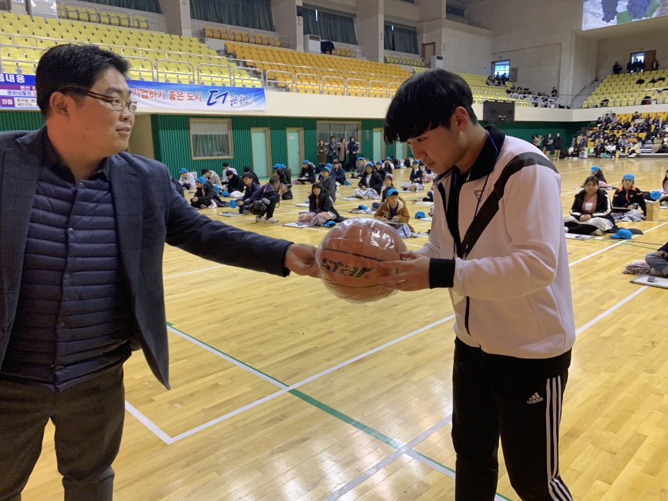 경품으로 김기현 위원장에게 농구공을 받는 학생의 모습