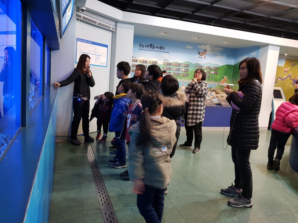 대전 대덕구 물문화관에서 전시 해설을 듣는 아이들과 학부모들.