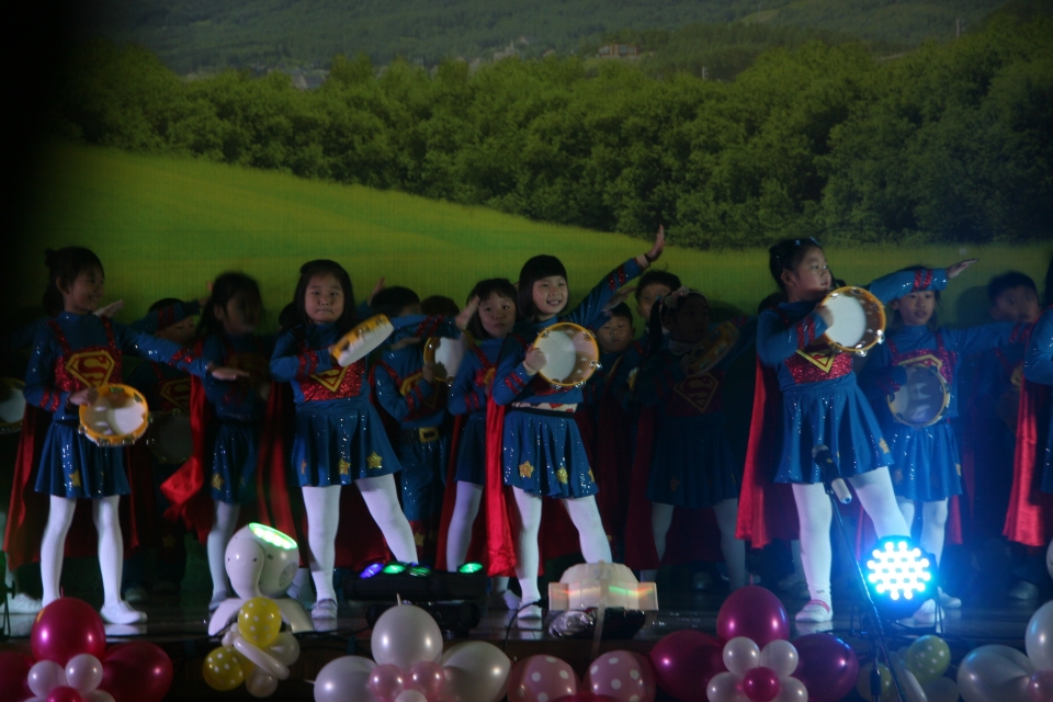 노라조의 '슈퍼맨' 노래에 맞춰, 1학년 꼬마 슈퍼맨들이 대거 등장해 탬버린 댄스를 췄다.