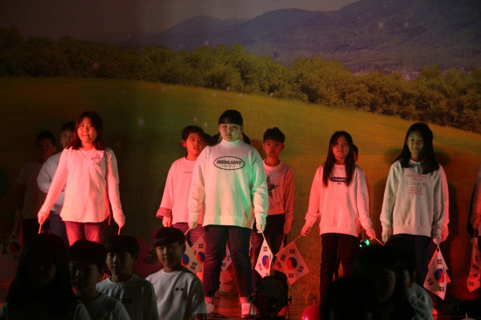 4학년 학생들은 태극기를 들고 '독도는 우리땅' 노래에 맞춰 춤췄다.
