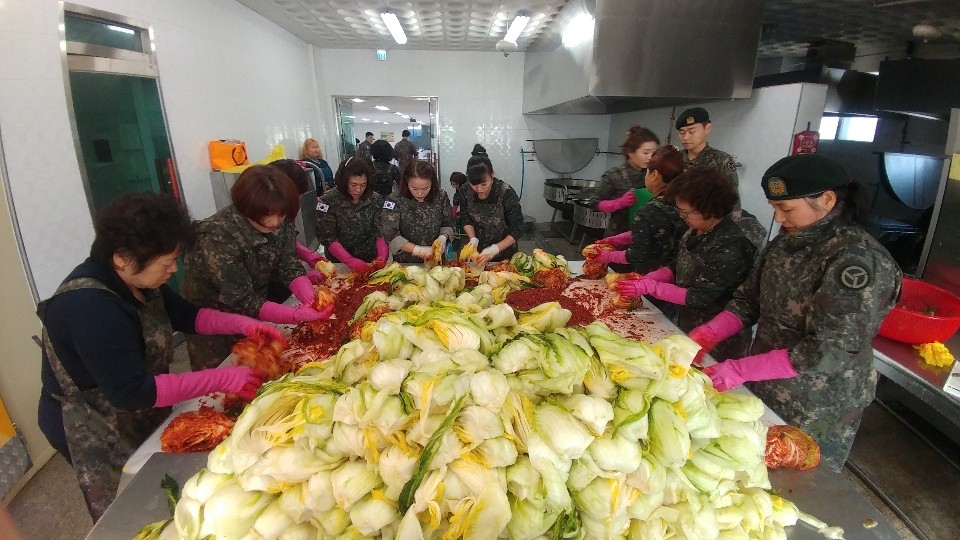 22일 여성예비군소대가 양수리훈련장 식당에서 김장봉사를 진행했다.