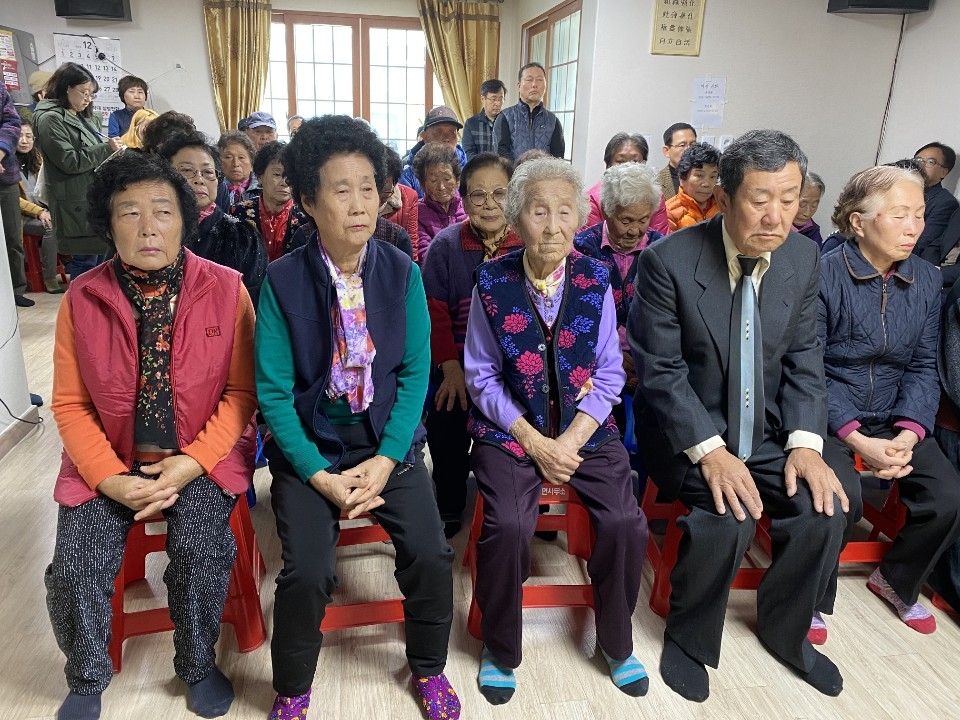 경로당에 나란히 앉아 졸업식을 보는 어르신들의 모습이다.