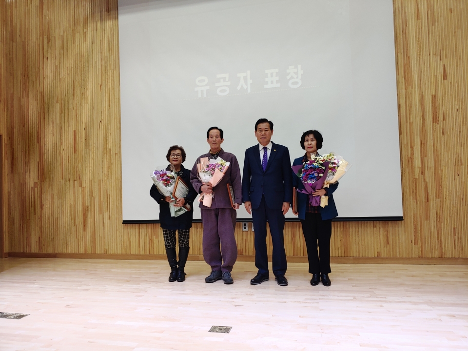 정순택 부단장과 박정자 단원, 여성단체협의회 김화분 부회장이 표창장을 받았다.