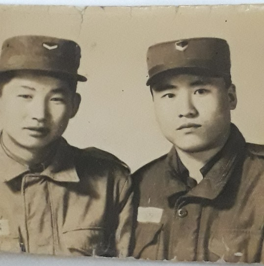 군대시절, 듬직한 금병장. 50년 전 청춘의 빛바랜 추억의 사진으로 남았다.