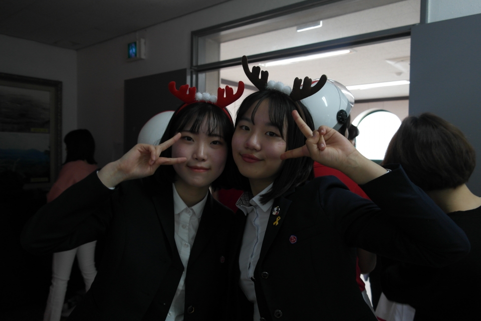 왼쪽부터 유은밴드 차장 정은영 학생과 부장 유진아 학생.