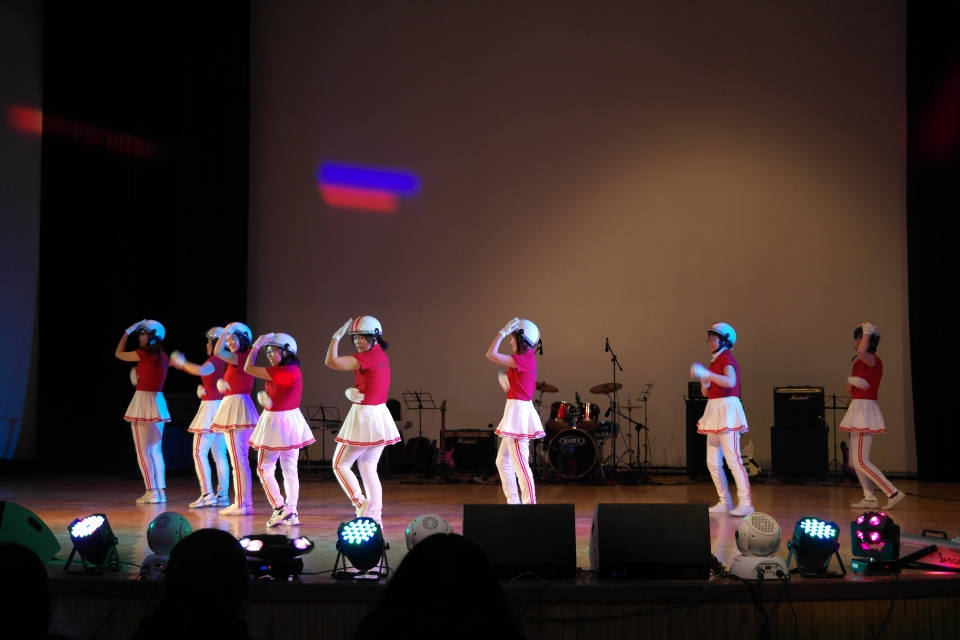 1학년 교무실 선생님들이 '팔공주'라는 이름으로 크레용팝의 '빠빠빠' 댄스를 선보였다.