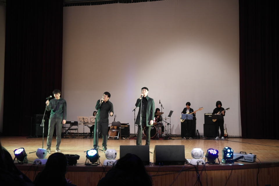 드론 동아리와 선생님들, '팔보채와 탕수육' 밴드다. 윤도현밴드의 '나는 나비'를 열창하고 있다.