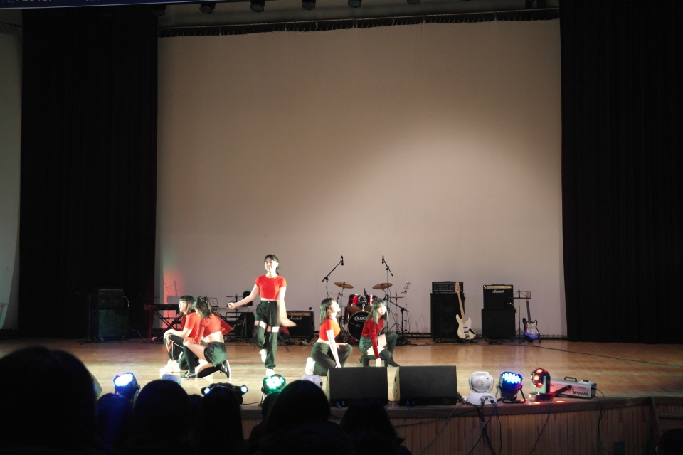 2학년과 3학년으로 구성된 댄스 동아리 '크라운'의 공연 모습이다.